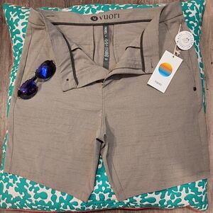 VUORI MENS SZ 32 PEBBLE GOLF SHORTS IN "GRAVEL" SUSTAINABLE 4 WAY STRETCH NWT